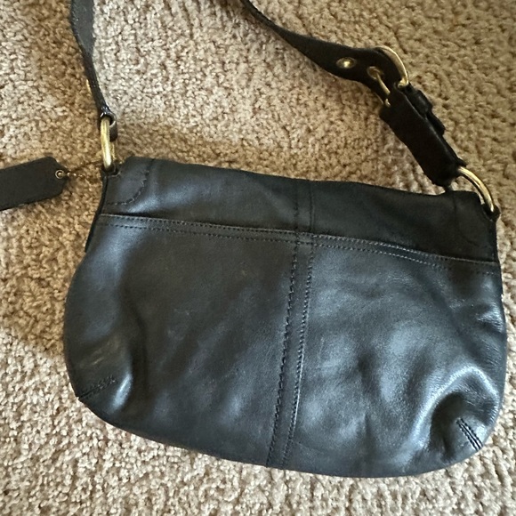 Elegant Black Leather Shoulder Bag - Picture 2 of 11